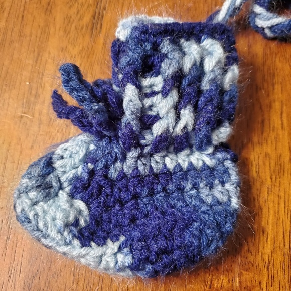 0-6 Month - Handmade Hat and Booties - Blue - Picture 3 of 4